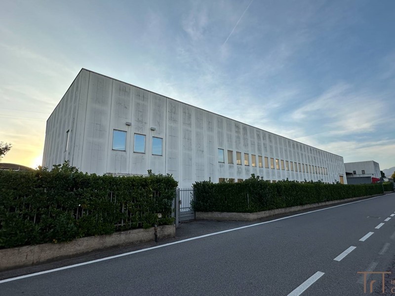 Capannone in Vendita a Grassobbio, 800'000€, 1150 m²