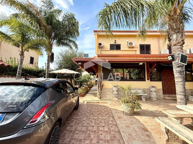 Villa in Vendita a Carini, 229'000€, 158 m²