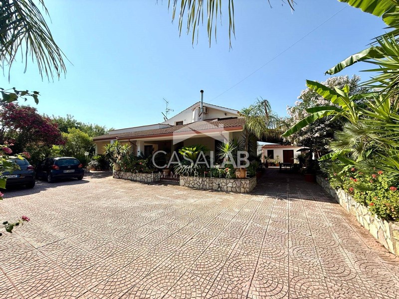 Villa in Vendita a Carini, 249'000€, 187 m²