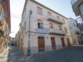 Casa Indipendente in Vendita a Carinola, 99'000€, 329 m²