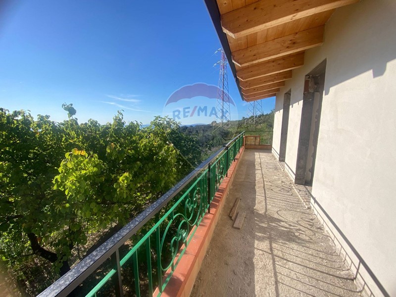 Villa in Vendita a Formia, 200'000€, 147 m², con Box