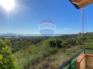 Villa in Vendita a Formia, 200'000€, 147 m², con Box