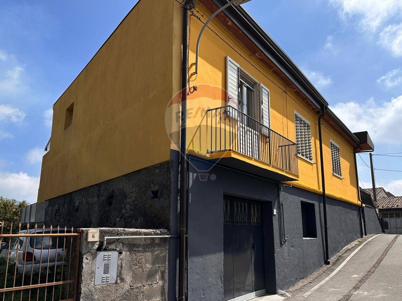 Casa Indipendente in Vendita a Linguaglossa, 240'000&euro;, 230 m²