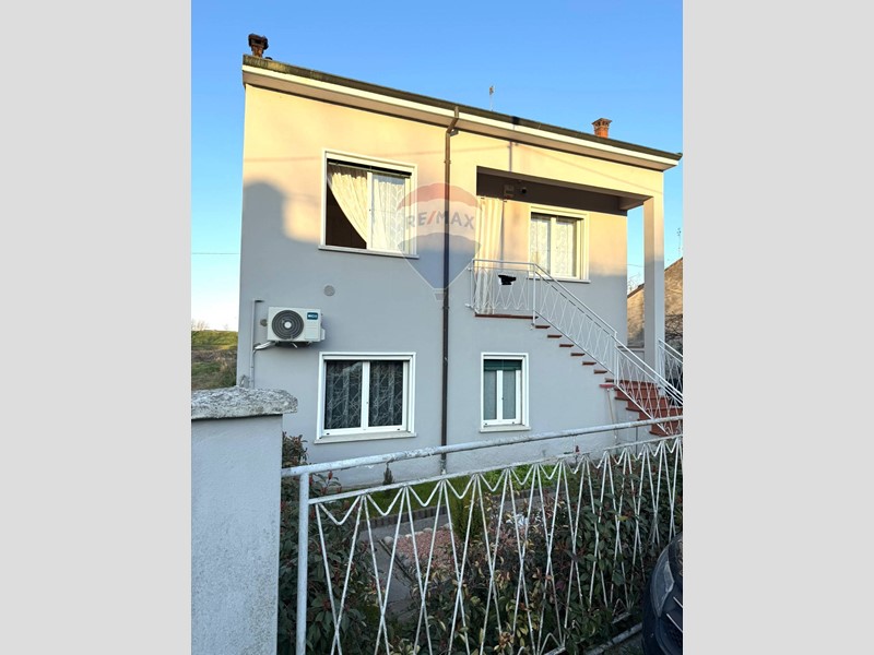 Casa Indipendente in Vendita a Mezzanino, 225'000€, 150 m²