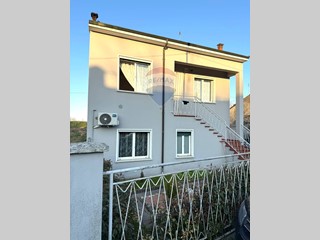 Casa Indipendente in Vendita a Mezzanino, 225'000€, 150 m²