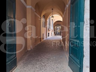Attività commerciale in Vendita a Roma, 300'000€, 300 m²