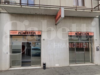 Negozio in Affitto a Senago, 2'000€, 300 m²