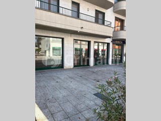 Negozio in Affitto a Monza, 1'700&euro;, 80 m²