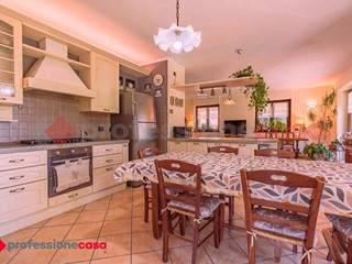 Villa in Vendita a San Pietro Val Lemina, 649'000€, 500 m²