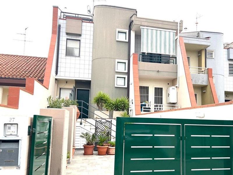 Casa Semi Indipendente in Vendita a Casamassima, zona via de nittis, 165'000€, 105 m²