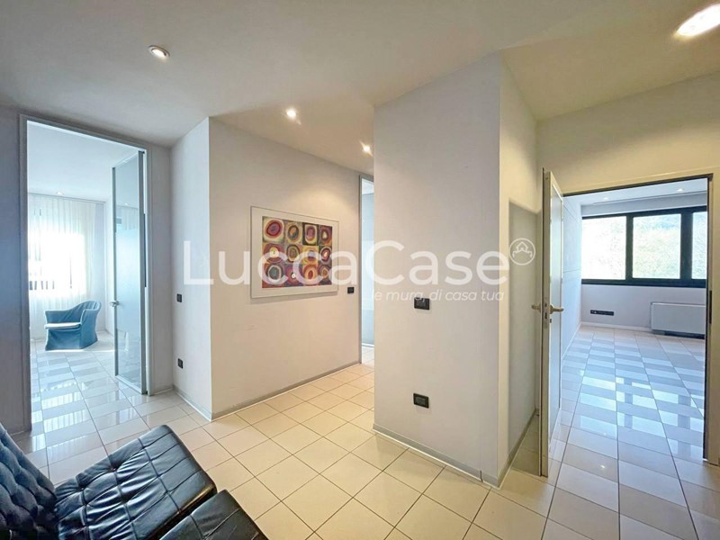 Ufficio in Affitto a Capannori, zona Guamo, 1'500€, 120 m²