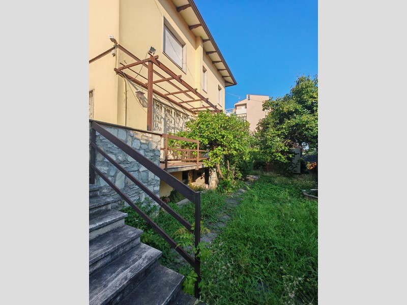 Villa bifamiliare in Vendita a Carrara, zona Avenza, 600'000€, 350 m², arredato