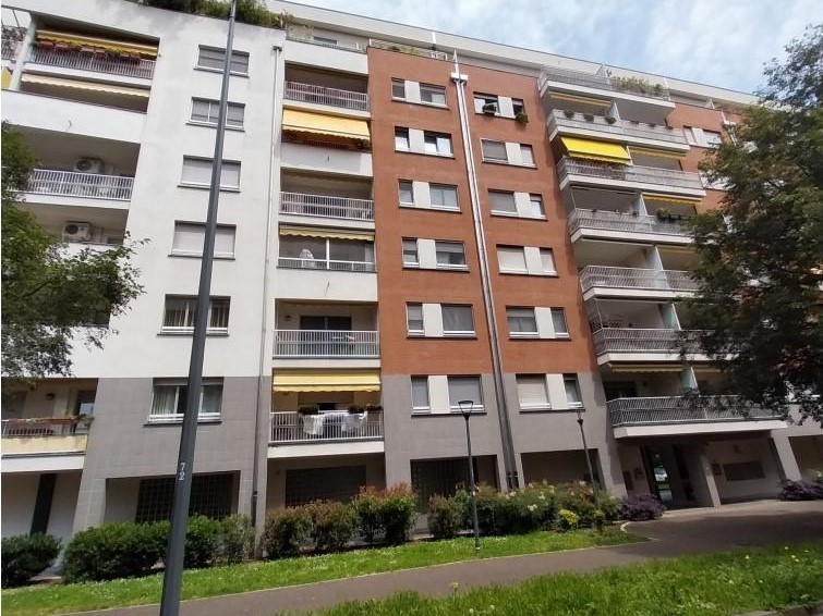Trilocale in Vendita a Milano, 209'700€, 84 m², con Box