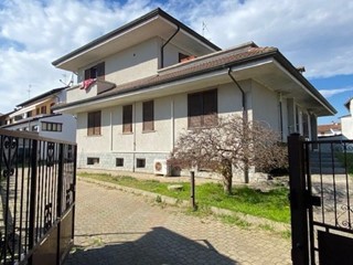 Quadrilocale in Vendita a Confienza, 22'853€, 107 m², con Box