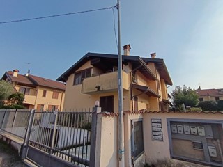 Quadrilocale in Vendita a Cavenago di Brianza, 160'500€, 243 m², con Box
