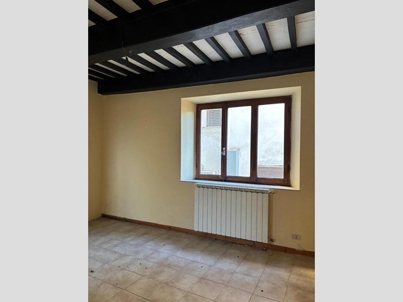 Appartamento in Vendita a Barga, zona Castelvecchio Pascoli, 70'000&euro;, 75 m²