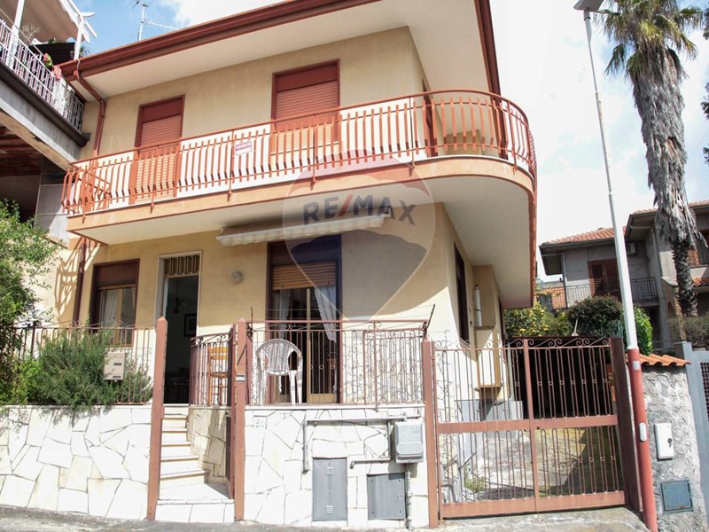 Casa Semi Indipendente in Vendita a Trecastagni, 110'000€, 90 m²