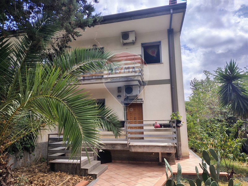 Villetta a schiera in Vendita a Mascalucia, 215'000€, 150 m²