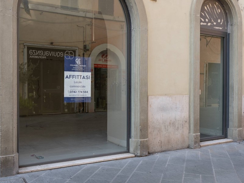 Immobile commerciale in Affitto a Foligno, 2'500€, 96 m²