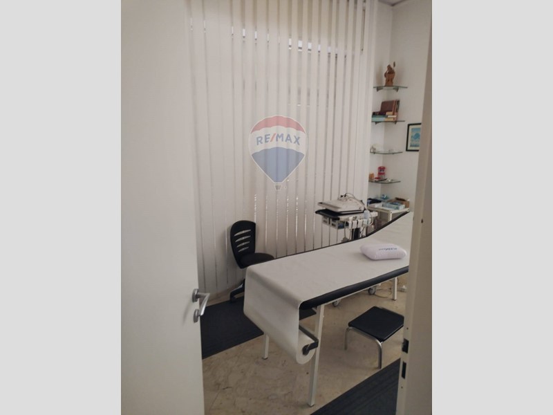 Immobile commerciale in Vendita a Caltagirone, 150'000€, 171 m², con Box