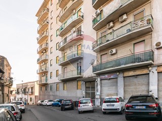 Appartamento in Vendita a Catania, 75'000&euro;, 86 m²