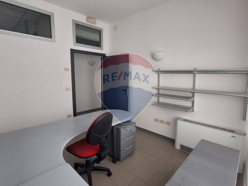 Ufficio in Vendita a Arezzo, 195'000&euro;, 235 m²