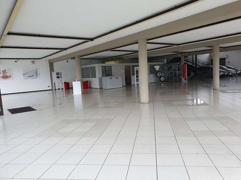 Attività commerciale in Vendita a Lucca, 1100 m²