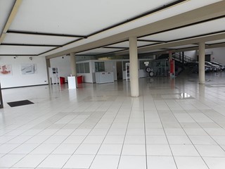 Attività commerciale in Vendita a Lucca, 1100 m²