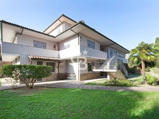 Villa in Vendita a Viterbo, 348'000€, 380 m²