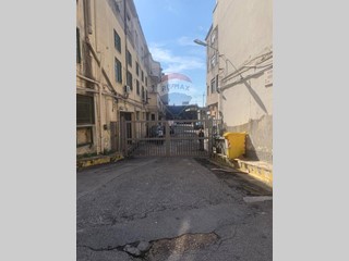 Immobile commerciale in Vendita a Napoli, 155'000€, 480 m²