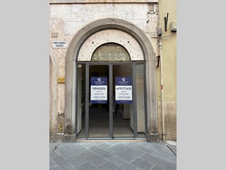 Immobile commerciale in Affitto a Foligno, 1'400€, 120 m²