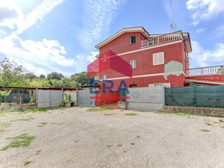 Attico in Vendita a Ardea, 53'000€, 68 m²