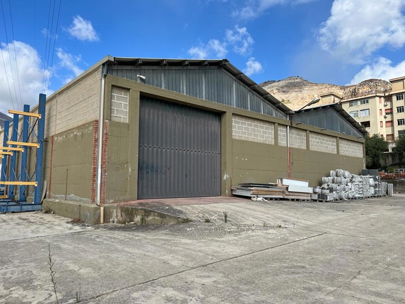 Capannone in Vendita a Palermo, 650'000€, 3700 m²