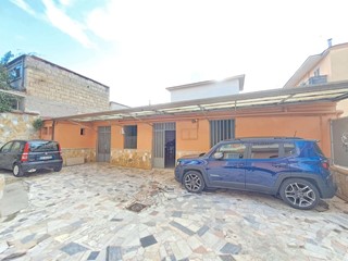 Magazzino in Affitto a Crispano, 300€, 65 m²