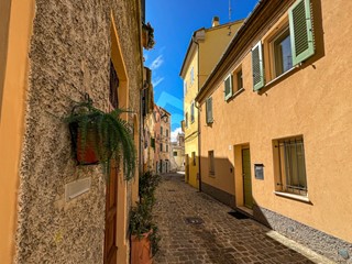 Casa Indipendente in Vendita a Jesi, zona ZONA 1A, 98'000€, 171 m², con Box