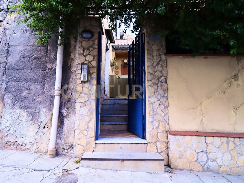 Bilocale in Vendita a Palermo, zona Calatafimi Alta, 120'000€, 91 m², arredato