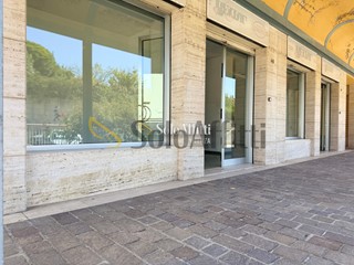 Capannone in Affitto a Potenza, 1'450€, 137 m²