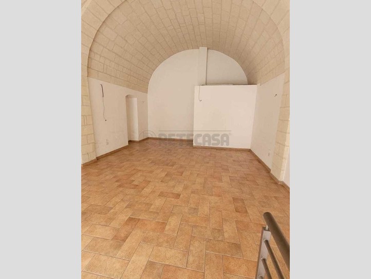 Immobile commerciale in Vendita a Altamura, zona VIA DEI MILLE, 115'000€, 83 m²