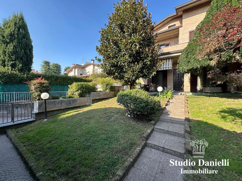 Villa in Vendita a Verano Brianza, 498'000€, 264 m²