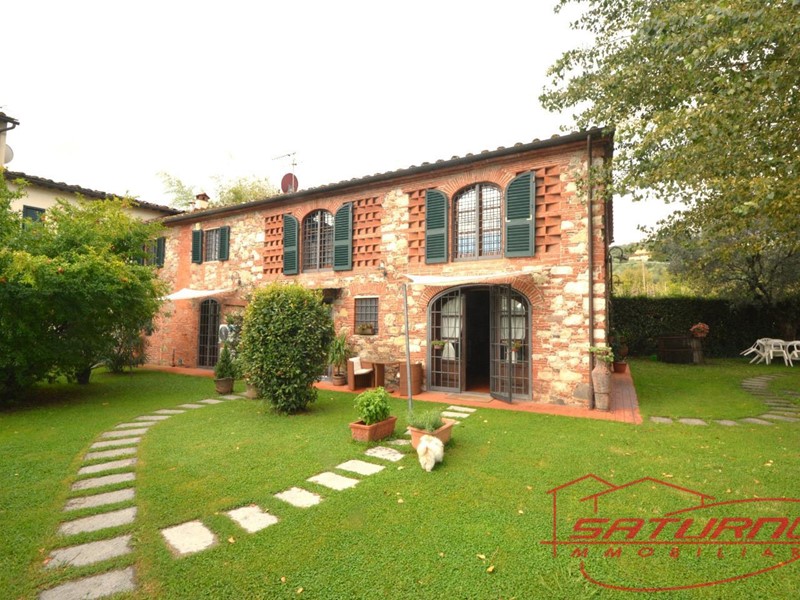 Casa di corte in Vendita a Lucca, zona San Quirico di Moriano, 675'000€, 240 m², arredato
