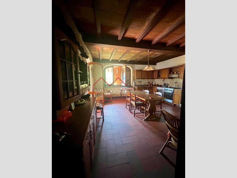 Villa in Vendita a Camaiore, 750'000&euro;, 400 m², arredato