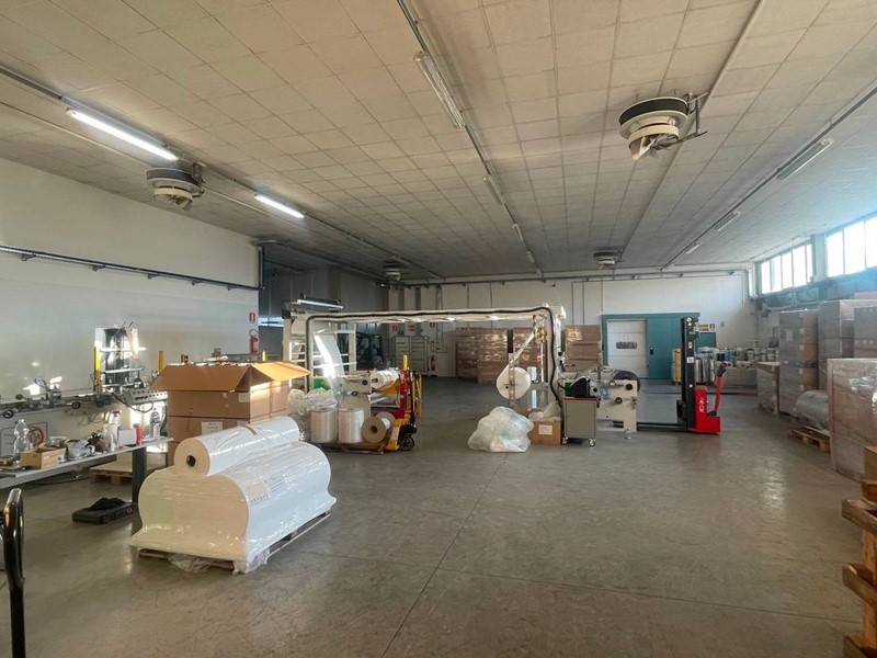 Capannone in Affitto a Pescia, 4'500€, 1150 m²