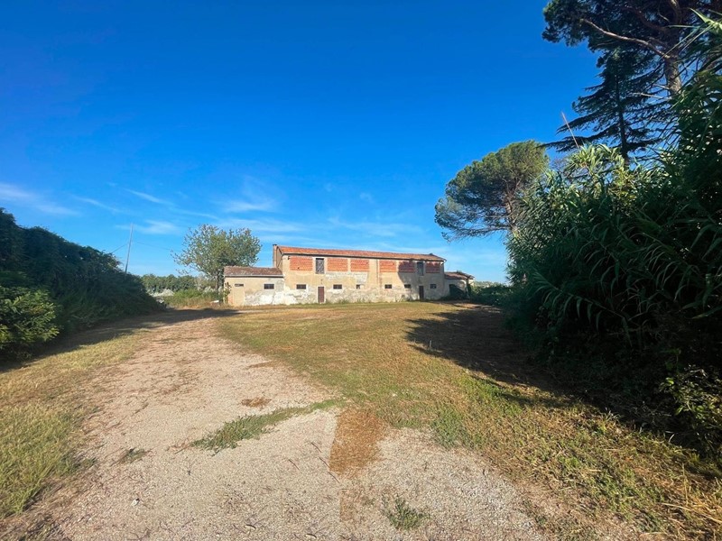 Casale in Vendita a Ponte Buggianese, 650'000€, 1025 m², con Box