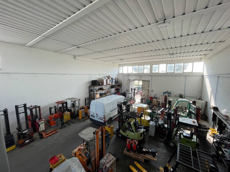 Capannone in Vendita a Lucca, zona San Marco, 320'000€, 350 m²