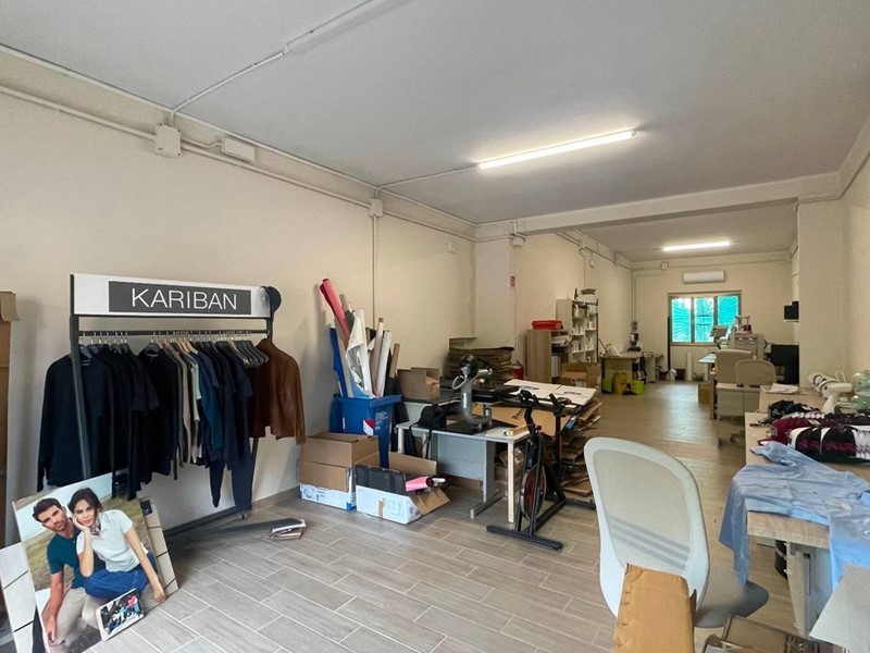Immobile commerciale in Vendita a Chiesina Uzzanese, 99'000€, 120 m²