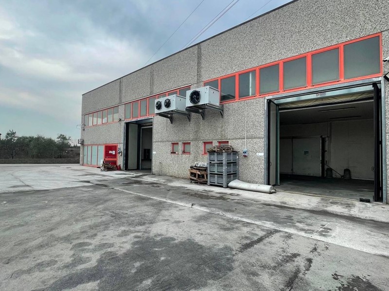 Capannone in Vendita a Ponte Buggianese, 300'000€, 475 m²