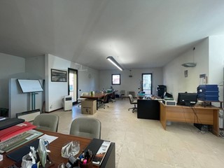 Immobile commerciale in Vendita a Ponte Buggianese, 200'000€, 100 m²