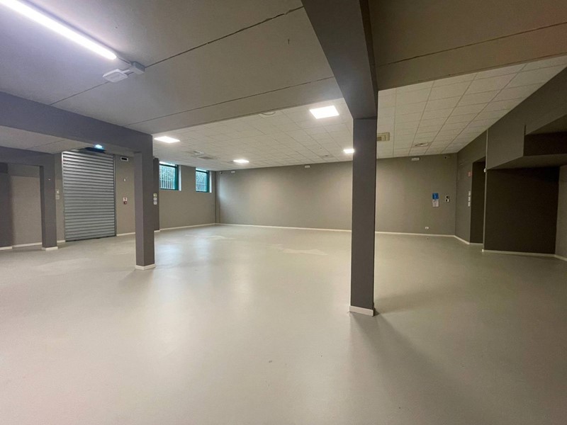 Capannone in Affitto a Massa e Cozzile, 15'000€, 1250 m²