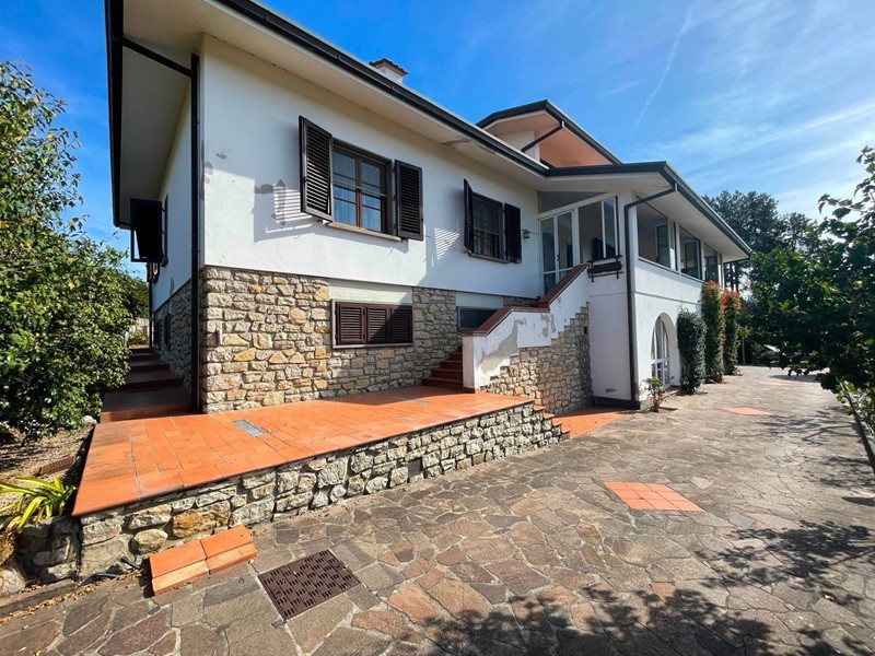 Villa in Vendita a Uzzano, zona Torricchio, 520'000€, 476 m², arredato, con Box