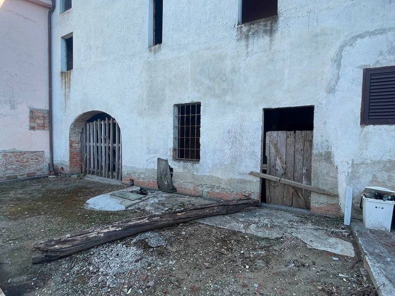 Casa Indipendente in Vendita a Chiesina Uzzanese, zona Capanna, 79'000€, 225 m²